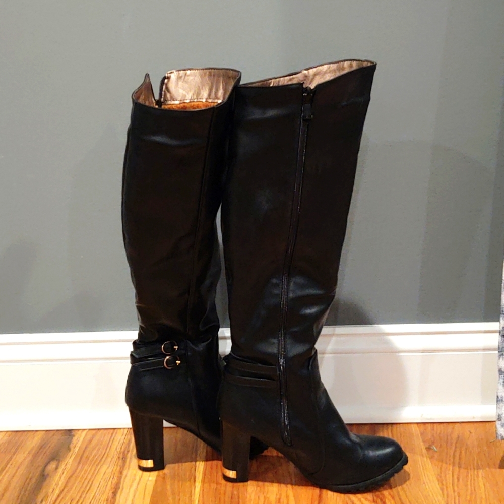 Women's size 7 Heeled Boot